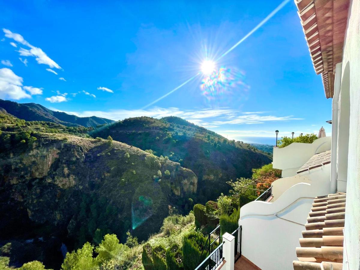 Apartamentos Axarquia , Frigiliana, Terraza Privada Con Vistas A La Montana Rio Y Al Mar エクステリア 写真
