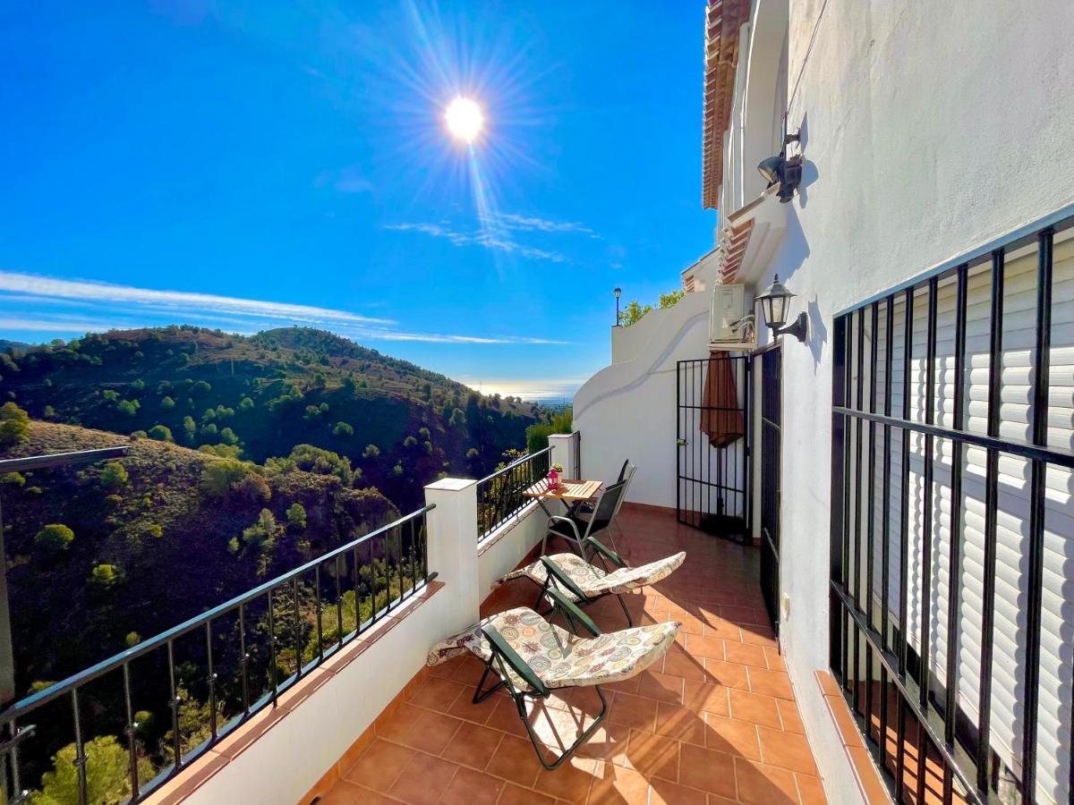 Apartamentos Axarquia , Frigiliana, Terraza Privada Con Vistas A La Montana Rio Y Al Mar エクステリア 写真