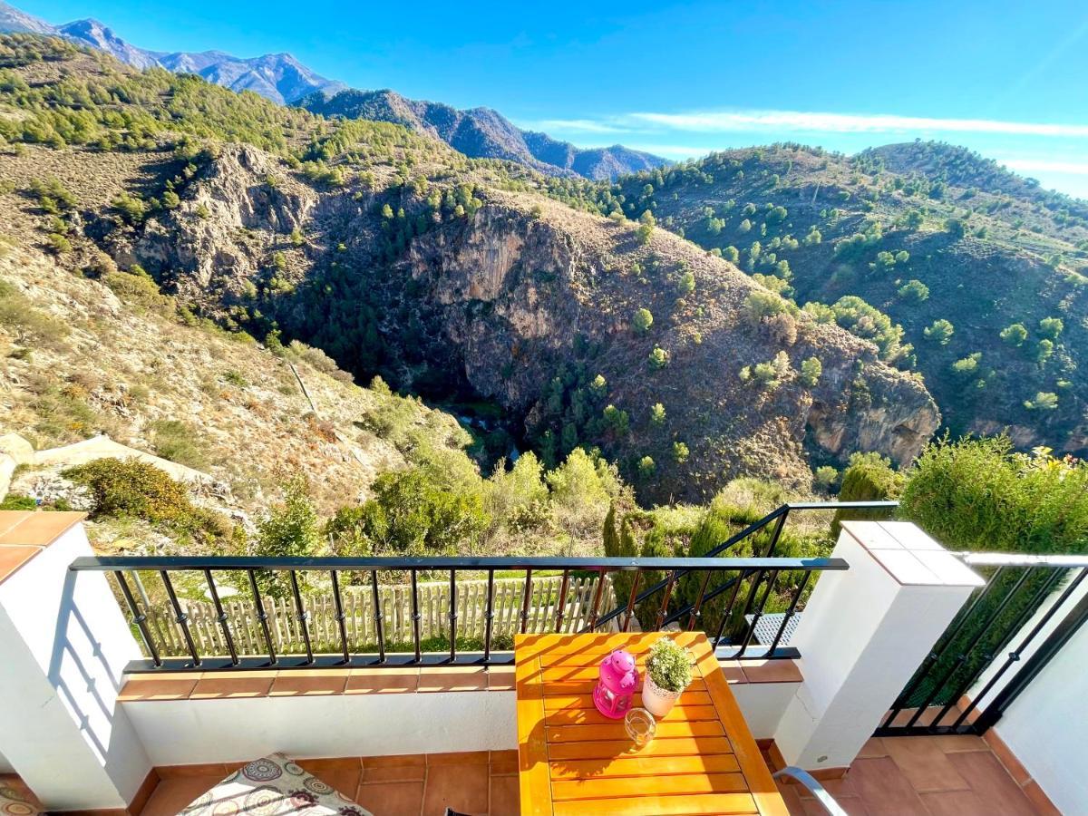 Apartamentos Axarquia , Frigiliana, Terraza Privada Con Vistas A La Montana Rio Y Al Mar エクステリア 写真