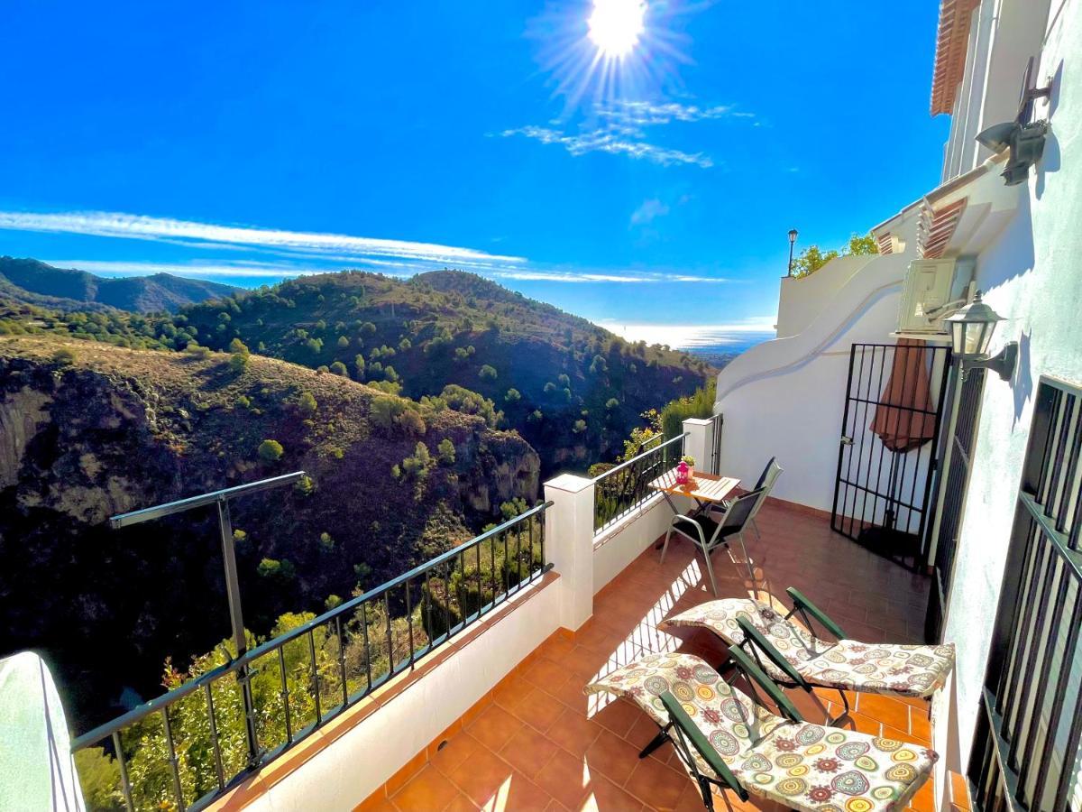 Apartamentos Axarquia , Frigiliana, Terraza Privada Con Vistas A La Montana Rio Y Al Mar エクステリア 写真