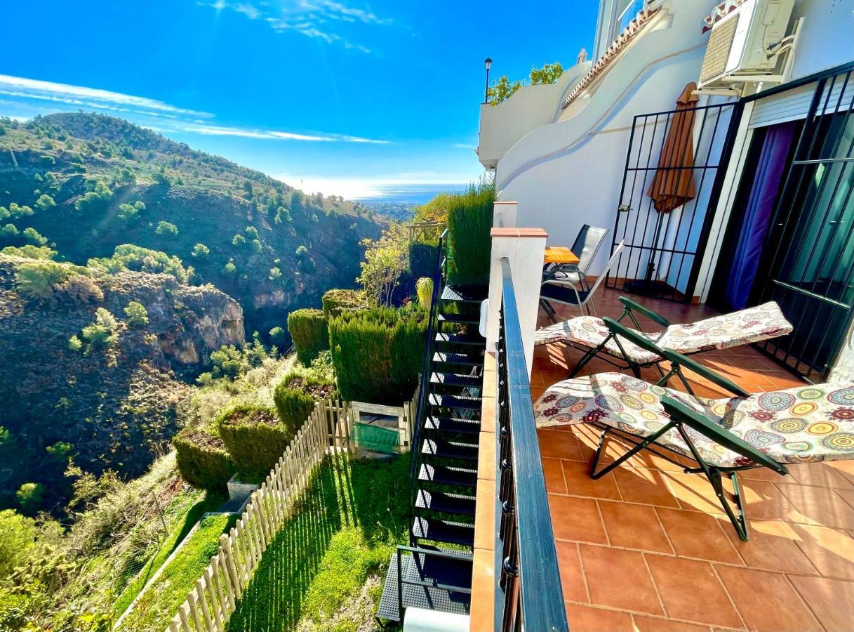 Apartamentos Axarquia , Frigiliana, Terraza Privada Con Vistas A La Montana Rio Y Al Mar エクステリア 写真