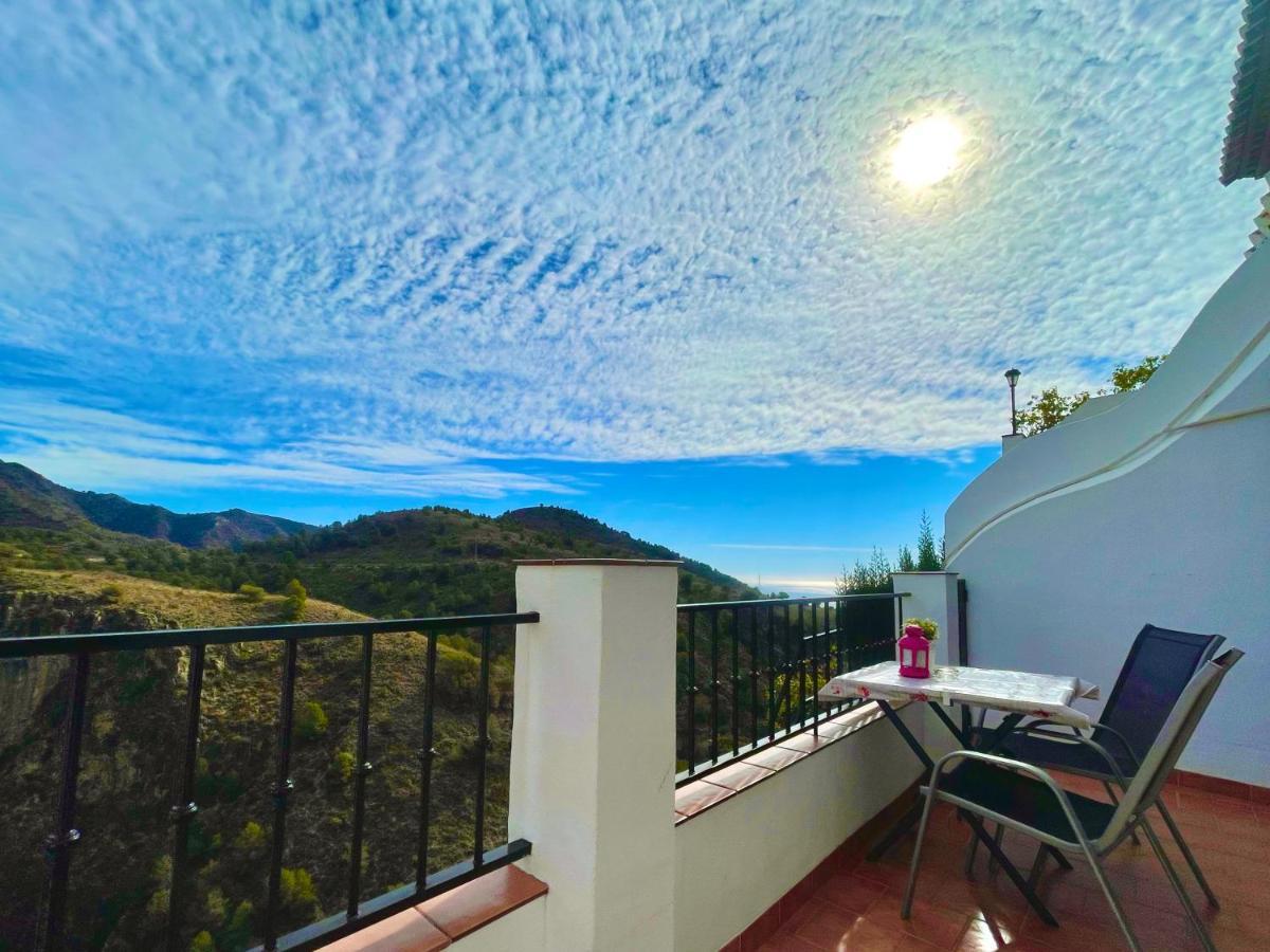Apartamentos Axarquia , Frigiliana, Terraza Privada Con Vistas A La Montana Rio Y Al Mar エクステリア 写真