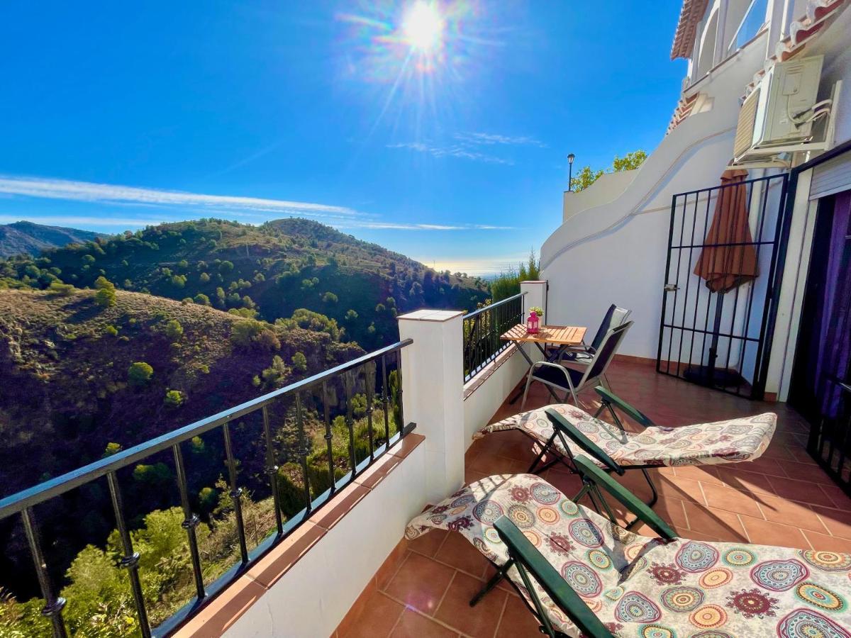 Apartamentos Axarquia , Frigiliana, Terraza Privada Con Vistas A La Montana Rio Y Al Mar エクステリア 写真