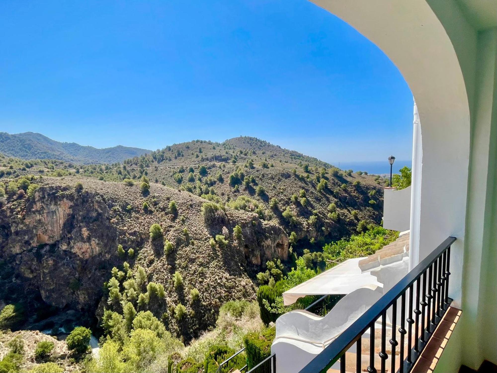 Apartamentos Axarquia , Frigiliana, Terraza Privada Con Vistas A La Montana Rio Y Al Mar エクステリア 写真