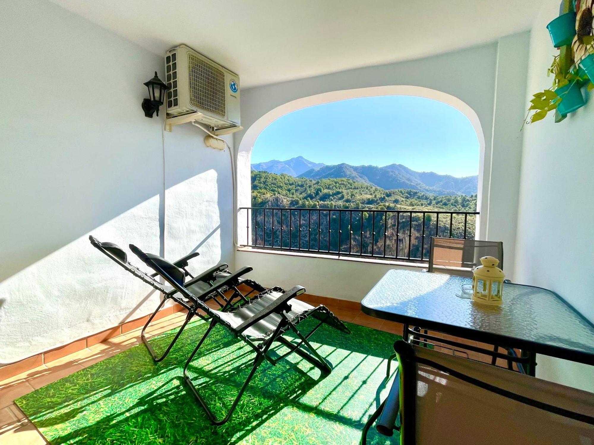 Apartamentos Axarquia , Frigiliana, Terraza Privada Con Vistas A La Montana Rio Y Al Mar エクステリア 写真