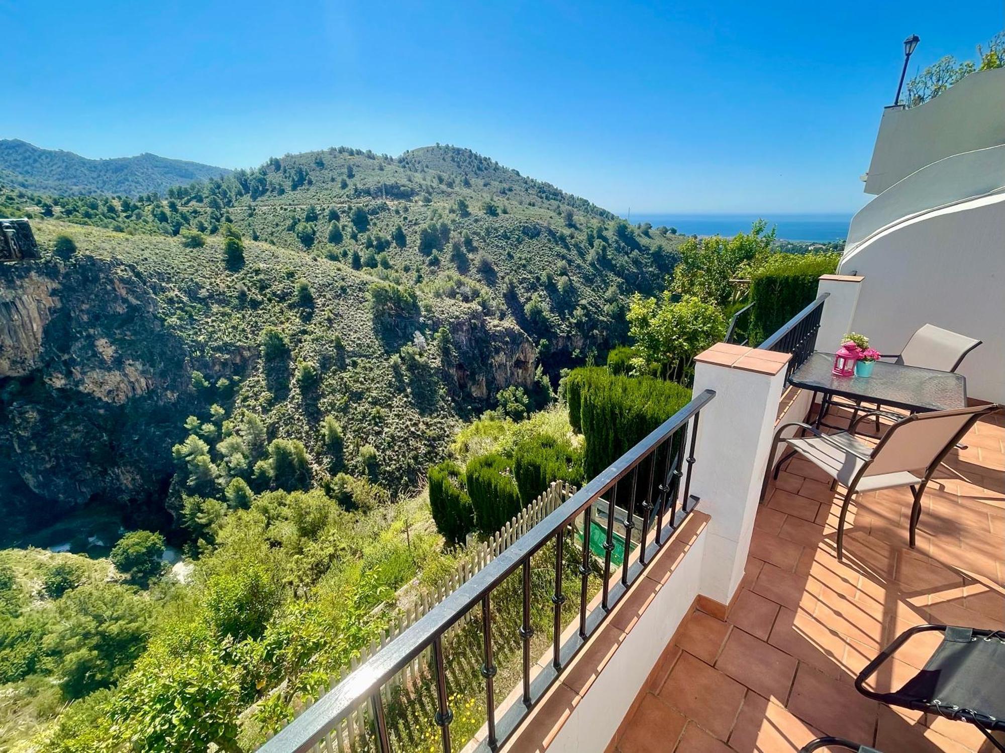 Apartamentos Axarquia , Frigiliana, Terraza Privada Con Vistas A La Montana Rio Y Al Mar エクステリア 写真